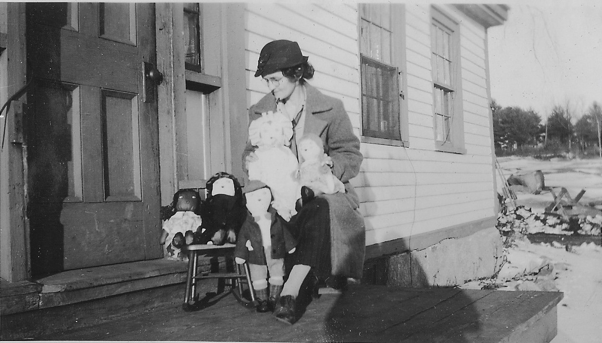 01-7 Edith with dolls(2)